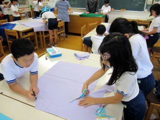 エプロン作りで型紙切りの様子