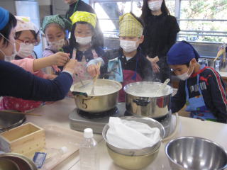 調理をする子どもたちの写真