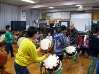 大角静馬さんから太鼓の指導を受ける児童たちの様子